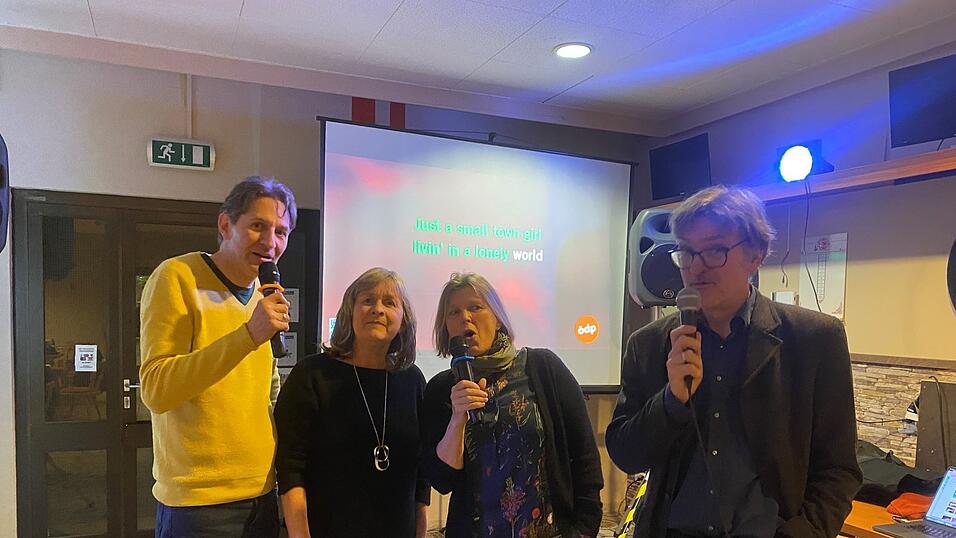 OB-Kandidat Heiko Helmbrecht (rechts), Stadtr&auml;tin Elke M&auml;rz-Granda (Zweite von links), Wolfgang Gratz und Anja Helmbrecht-Schaar f&uuml;hren die Liste der &Ouml;DP bei der Kommunalwahl am 8. M&auml;rz an.