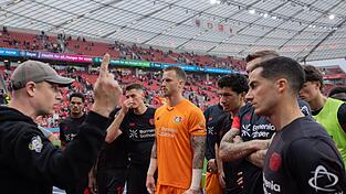 Leverkusener Fans stellten die Mannschaft zu rede.