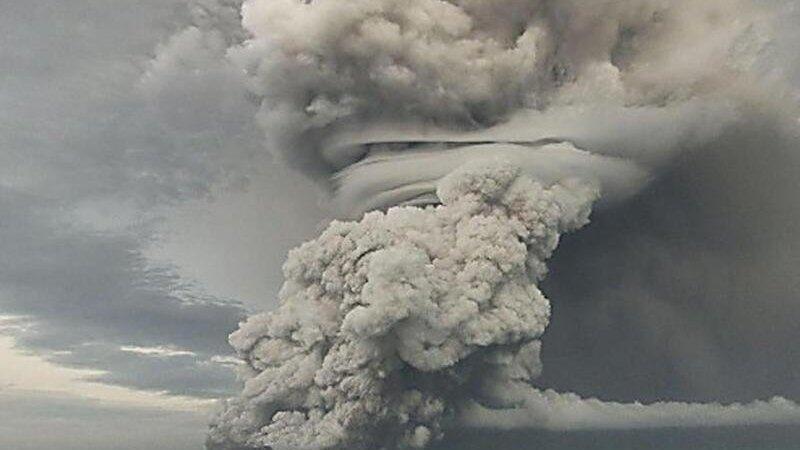 Über dem Vulkan Hunga Ha'apai steigt eine große Asche-, Dampf- und Gaswolke bis in eine Höhe von 18 bis 20 Kilometer über dem Meeresspiegel auf. Über dem Vulkan Hunga Ha'apai steigt eine große Asche-, Dampf- und Gaswolke bis in eine Höhe von 18 bis 20 Kilometer über dem Meeresspiegel auf.