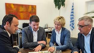 Am bestehenden Standort an der Freisinger Straße soll der Neubau der Mainburger Polizeidienststelle erfolgen. Landtagsabgeordnete Petra Högl initiierte einen Austausch mit Bayerns Innenstaatssekretär Sandro Kirchner (2.v.l.), Mainburgs PI-Chef Martin Wuchterl (links) und Harald Doblinger vom Polizeipräsidium Niederbayern.