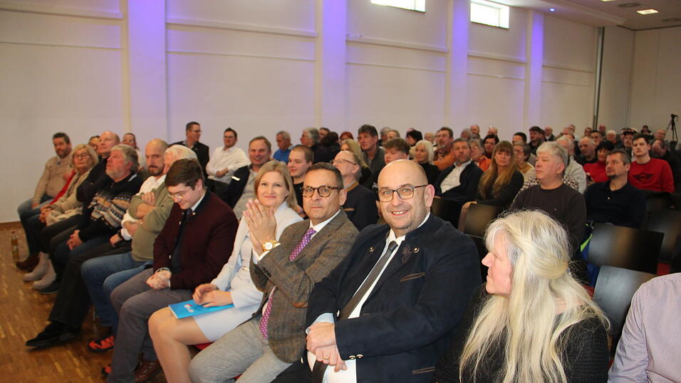 Stephan Protschka, Gerald Grosz, Katrin Ebner-Steiner und Mario Schulze (v.r.) waren die Redner des Dreik&ouml;nigstreffens in der Osterhofener Stadthalle.