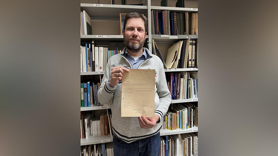 Stadtarchivar Timo Bullemer h&auml;lt das Ergebnis der ersten Kommunalwahl f&uuml;r die Stadt.