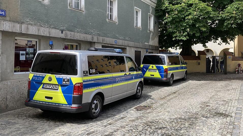 In der B&uuml;rg waren am Montag Polizeibeamte und Einsatzwagen zu sehen. Hintergrund ist eine Schusswaffen&uuml;bung im Dechanthof.