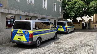 In der B&uuml;rg waren am Montag Polizeibeamte und Einsatzwagen zu sehen. Hintergrund ist eine Schusswaffen&uuml;bung im Dechanthof.