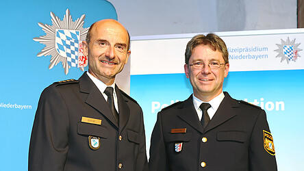Michael Krickl (links) übernimmt die Inspektionsleitung. Polizeipräsident Roland Kerscher hieß ihn am Donnerstag offiziell willkommen. Michael Krickl (links) übernimmt die Inspektionsleitung. Polizeipräsident Roland Kerscher hieß ihn am Donnerstag offiziell willkommen.