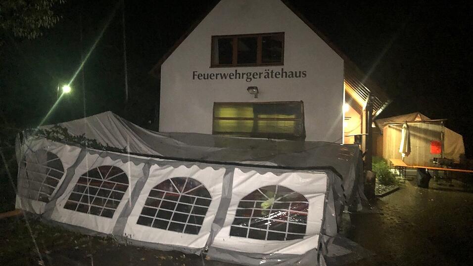 So wütete Sturmtief 'Fabienne' am Sonntag in der Oberpfalz. Zugausfälle, umgestürzte Bäume und sogar eine meterlange Kirchweihbaumspitze, die auf das Dach eines Festzeltes krachte. So wütete Sturmtief 'Fabienne' am Sonntag in der Oberpfalz. Zugausfälle, umgestürzte Bäume und sogar eine meterlange Kirchweihbaumspitze, die auf das Dach eines Festzeltes krachte.