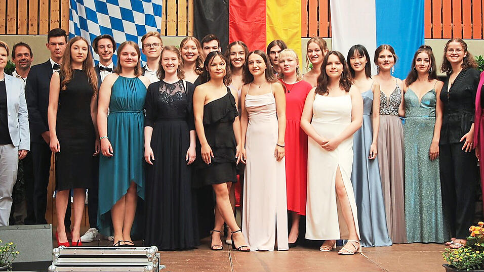 Die Jahrgangsbesten am Anton-Bruckner-Gymnasium mit Schulleiterin Dr. Eva Huller (links) und Oberstufenkoordinator Florian Kopp (2. von links).&nbsp;&nbsp;