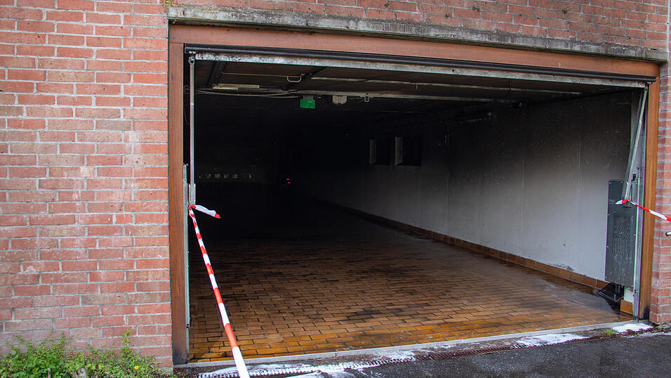In einer Tiefgarage in Niederalteich hat es am Samstagnachmittag gebrannt. Ein nahes Pflegeheim musste deswegen evakuiert werden. In einer Tiefgarage in Niederalteich hat es am Samstagnachmittag gebrannt. Ein nahes Pflegeheim musste deswegen evakuiert werden.