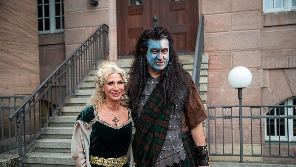 Ger&uuml;stet f&uuml;r die &laquo;Fastnacht in Franken&raquo;: Ministerpr&auml;sident S&ouml;der und seine Frau.