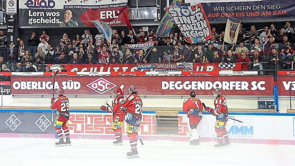 Nach allen drei Heimspielen konnten die DSC-ler mit ihren Fans einen Sieg bejubeln, gegen Stuttgart soll es die vierte Ehrenrunde geben, doch davor ist noch harte Arbeit angesagt. Nach allen drei Heimspielen konnten die DSC-ler mit ihren Fans einen Sieg bejubeln, gegen Stuttgart soll es die vierte Ehrenrunde geben, doch davor ist noch harte Arbeit angesagt.