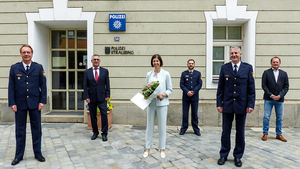Abschied und Neuanfang zugleich (v.l.): Polizeipräsident Manfred Jahn, Harald Doblinger, Leiter Abteilung Polizeiverwaltung, Kriminaldirektorin Annette Haberl, Christoph Gibis, stellvertretender Leiter PI Straubing, Dienststellenleiter Josef Eckl, und Manfred Lehner, Personalratsvorsitzender des Präsidiums Niederbayern. Abschied und Neuanfang zugleich (v.l.): Polizeipräsident Manfred Jahn, Harald Doblinger, Leiter Abteilung Polizeiverwaltung, Kriminaldirektorin Annette Haberl, Christoph Gibis, stellvertretender Leiter PI Straubing, Dienststellenleiter Josef Eckl, und Manfred Lehner, Personalratsvorsitzender des Präsidiums Niederbayern.