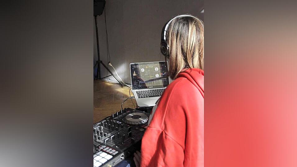 Mädchen am Mischpult sind in der aktuellen Struktur der Musikbranche noch selten. Mädchen am Mischpult sind in der aktuellen Struktur der Musikbranche noch selten.