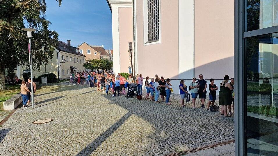 Bereits eine halbe Stunde vor Einlass warteten die Eink&auml;ufer geduldig vor der Stadthalle.