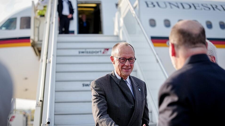Bundeskanzler Friedrich Merz (l.) kommt f&uuml;r das informelle Treffen der Staats- und Regierungschefs der EU-Staaten auf dem Flughafen Larnaka mit einem Airbus der Luftwaffe an.