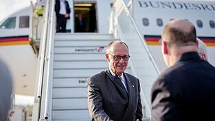 Bundeskanzler Friedrich Merz (l.) kommt f&uuml;r das informelle Treffen der Staats- und Regierungschefs der EU-Staaten auf dem Flughafen Larnaka mit einem Airbus der Luftwaffe an.