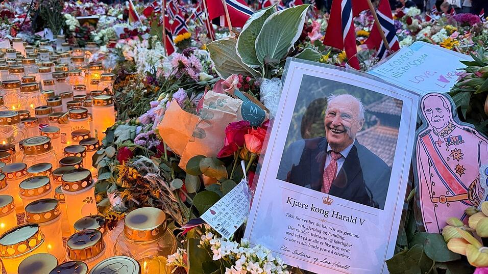 Zum Begr&auml;bnis seines Zieh-Opas K&ouml;nig Harald V. darf H&oslash;iby trotz Fu&szlig;fessel kommen.