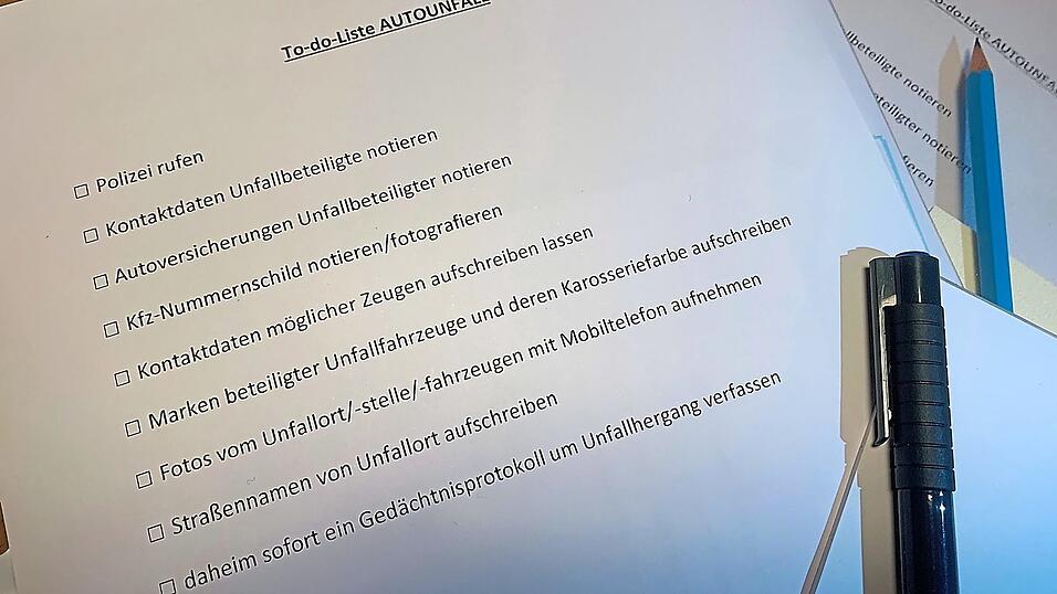 Nach ihren Erlebnissen und ihrem Ärger nach dem Auffahrunfall hat sich Pia Maier ihre eigene To-do-Liste erstellt. Die Liste liegt nun immer im Auto, zusammen mit Stift und Notizblock. Nach ihren Erlebnissen und ihrem Ärger nach dem Auffahrunfall hat sich Pia Maier ihre eigene To-do-Liste erstellt. Die Liste liegt nun immer im Auto, zusammen mit Stift und Notizblock.
