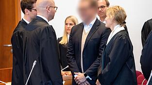 Zum Auftakt des ersten Cum-Ex-Strafprozesses 2019 vor dem Landgericht Bonn steht der Angeklagte (gepixelt) im Gerichtssaal. (Archivbild) Zum Auftakt des ersten Cum-Ex-Strafprozesses 2019 vor dem Landgericht Bonn steht der Angeklagte (gepixelt) im Gerichtssaal. (Archivbild)