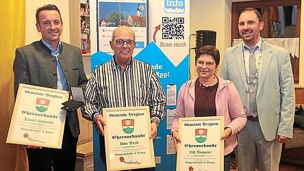 Bürgermeister Anton Scherer (r.) überreichte Bürgermedaillen an (v.l.) Daniel Helmecke, Uwe Breit und Lilli Neumeier.