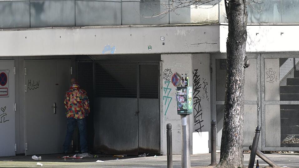 Wildpinkler sind ein großes Problem im Kölner Karneval (Archivbild). Wildpinkler sind ein großes Problem im Kölner Karneval (Archivbild).