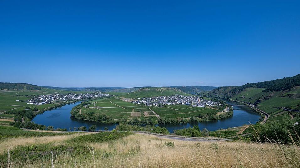 Vorerst ist der Himmel strahlend blau &uuml;ber der Mosel und den angrenzenden Weinbergen bei Trittenheim in Rheinland-Pfalz.