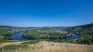 Vorerst ist der Himmel strahlend blau über der Mosel und den angrenzenden Weinbergen bei Trittenheim in Rheinland-Pfalz. Vorerst ist der Himmel strahlend blau über der Mosel und den angrenzenden Weinbergen bei Trittenheim in Rheinland-Pfalz.
