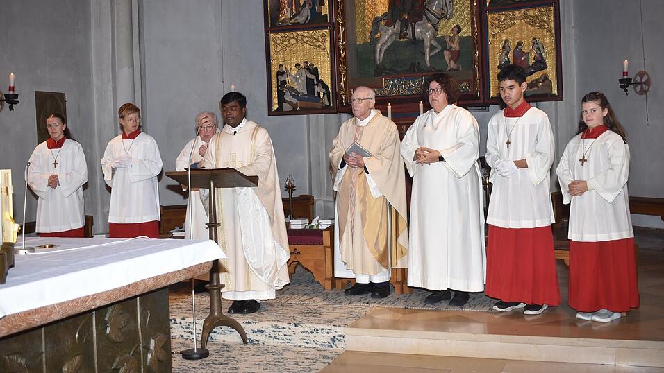 Am Altar (von links) Diakon Helmut Ernst, Pater Michael Devanathan, Ruhestandspfarrer Johann Weindl und Gemeindereferentin Rosemarie B&auml;r-Betz, dazu Ministranten als Messdiener.