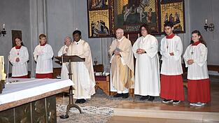Am Altar (von links) Diakon Helmut Ernst, Pater Michael Devanathan, Ruhestandspfarrer Johann Weindl und Gemeindereferentin Rosemarie B&auml;r-Betz, dazu Ministranten als Messdiener.