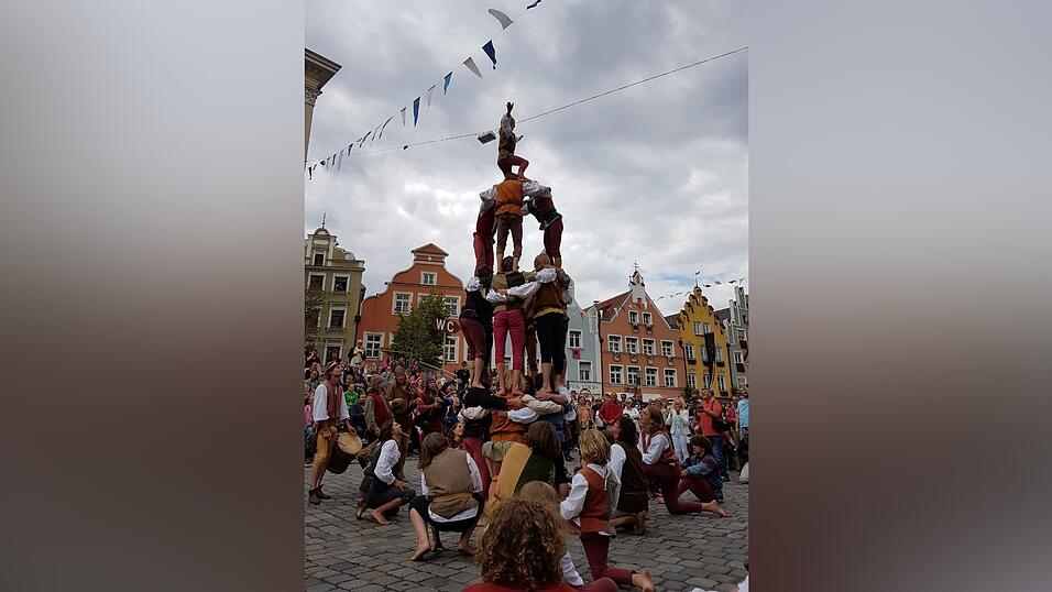 Hier vermischen sich Mittelalter und Moderne: Da flanieren Fürsten zwischen den Landshutern und ihren Gästen aus aller Welt, hört man an allen Ecken und Enden Trumetenklänge und kann man ins Gespräch mit Rittern und Gauklern kommen Hier vermischen sich Mittelalter und Moderne: Da flanieren Fürsten zwischen den Landshutern und ihren Gästen aus aller Welt, hört man an allen Ecken und Enden Trumetenklänge und kann man ins Gespräch mit Rittern und Gauklern kommen