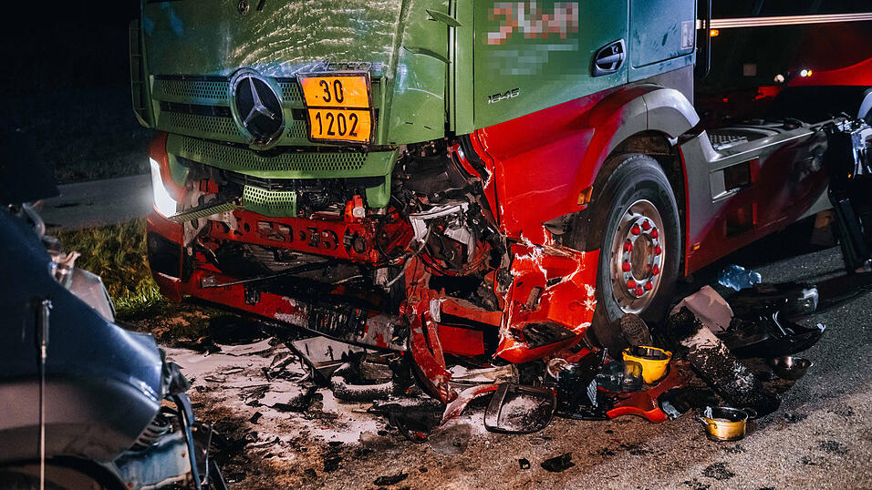 Die Einsatzkräfte mussten am Freitagmorgen zu einem schweren Unfall auf der B299 ausrücken. Die Einsatzkräfte mussten am Freitagmorgen zu einem schweren Unfall auf der B299 ausrücken.