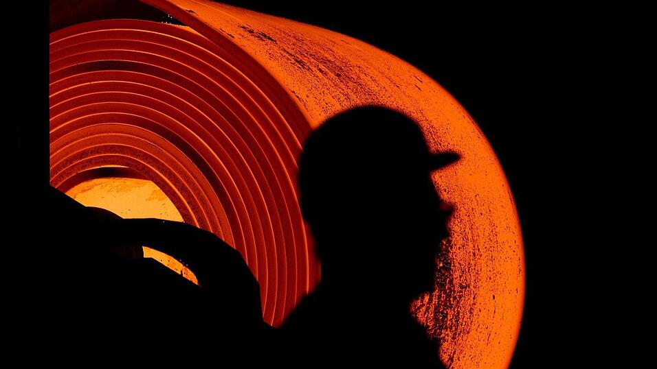 Ein Stahlarbeiter bei der Arbeit - er hat eine neue Chef-Chefin. Ein Stahlarbeiter bei der Arbeit - er hat eine neue Chef-Chefin.