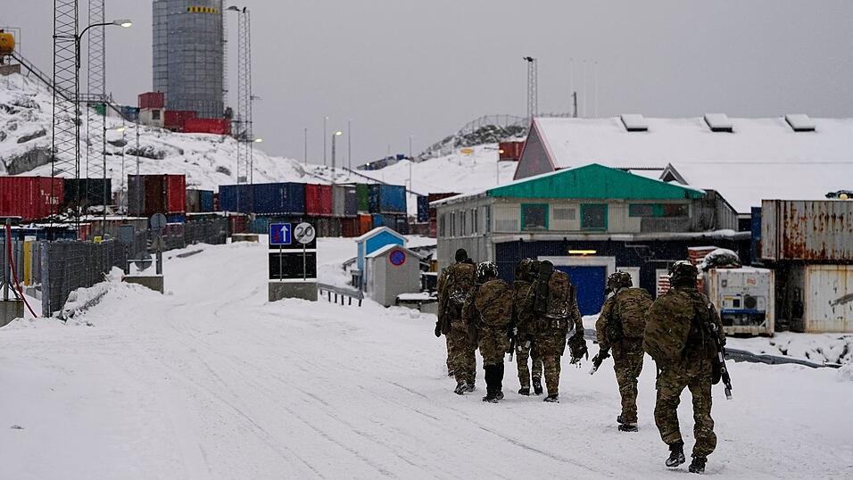 D&auml;nische Soldaten im Hafen von Nuuk an Land. (Archivbild)