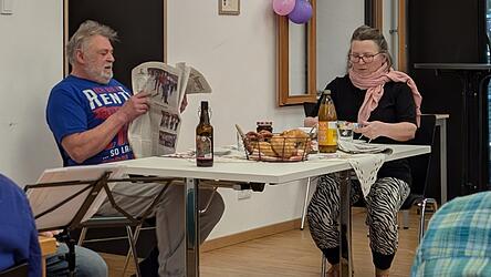 Ein &bdquo;allt&auml;gliches&ldquo; Fr&uuml;hst&uuml;ck in einer Ehe parodierten Karl-Heinz Biebl und Gertraud Holzapfel.
