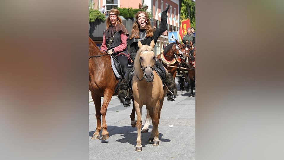 Die schönsten Augenblicke des historischen Drachenstich-Festzuges 2016. Die schönsten Augenblicke des historischen Drachenstich-Festzuges 2016.