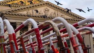 Zusammengestellte Absperrgitter der Polizei vor dem bayerischen Staatsoper: Mit einem drei Stufen umfassenden Plan wollen die Bundesländer 'Kultur wieder ermöglichen'. Zusammengestellte Absperrgitter der Polizei vor dem bayerischen Staatsoper: Mit einem drei Stufen umfassenden Plan wollen die Bundesländer 'Kultur wieder ermöglichen'.