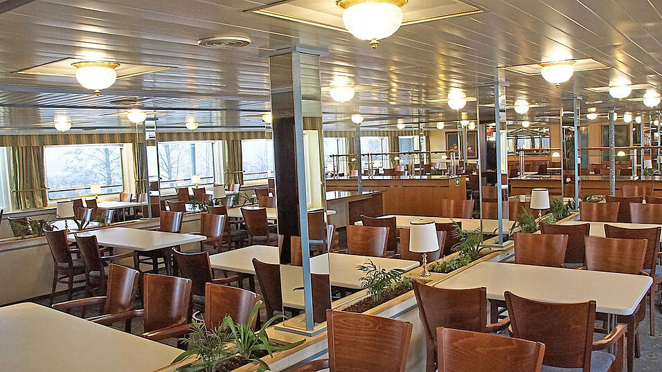 Der Speisesaal der MS Rossini. Hier gibt es für die Flüchtlinge drei Mahlzeiten pro Tag. Der Speisesaal der MS Rossini. Hier gibt es für die Flüchtlinge drei Mahlzeiten pro Tag.