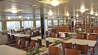 Der Speisesaal der MS Rossini. Hier gibt es für die Flüchtlinge drei Mahlzeiten pro Tag. Der Speisesaal der MS Rossini. Hier gibt es für die Flüchtlinge drei Mahlzeiten pro Tag.