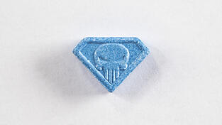 Eine Jugendliche in Brandenburg ist gestorben, nachdem sie eine Pille vom Typ 'Blue Punisher' geschluckt hat.