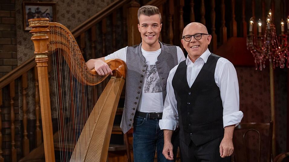 Tobias Probst mit Brettl-Spitzen-Moderator Jürgen Kirner. Tobias Probst mit Brettl-Spitzen-Moderator Jürgen Kirner.