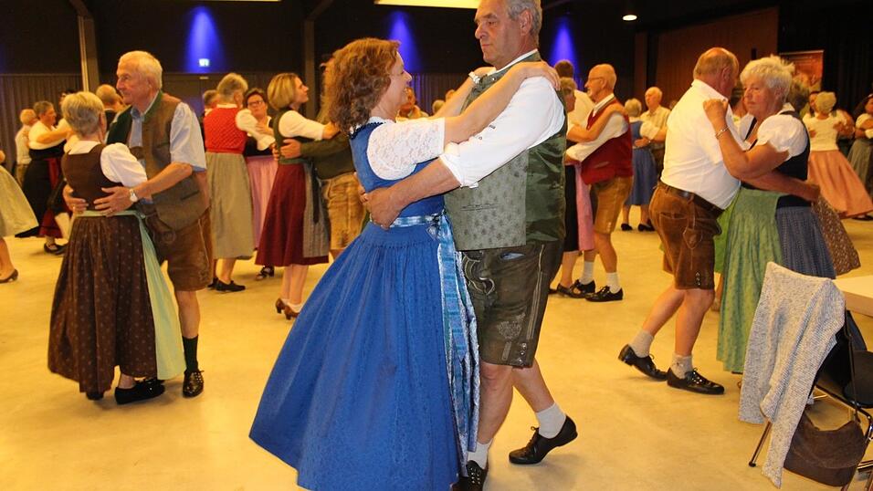 Volkstanz in Mallersdorf-Pfaffenberg. Zum Abschluss des Abends wurde gesungen. Volkstanz in Mallersdorf-Pfaffenberg. Zum Abschluss des Abends wurde gesungen.