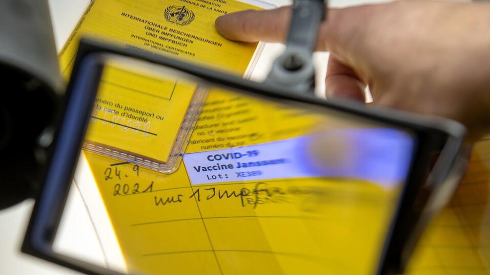Die Kripo &uuml;berpr&uuml;fte im Zusammenhang mit dem Verfahren gegen den Hausarzt zahlreiche Impfausweise. (Archivbild)