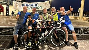 Rainer Steinberger (Mitte) freut sich am Sonntag kurz vor Sonnenaufgang mit seinem Betreuerteam (von links Georg Braun, Michael Deutschmann, Frank Betthausen und Christof Piasecki) über seinen dritten Sieg in Serie beim Adriatic Marathon.