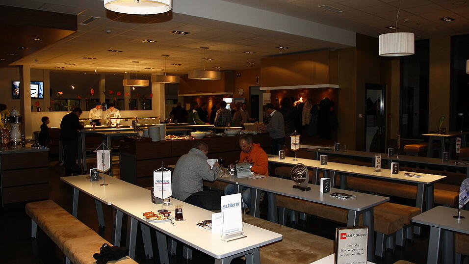 Im VIP-Raum werden die Zuschauer von einem Catering-Team versorgt.