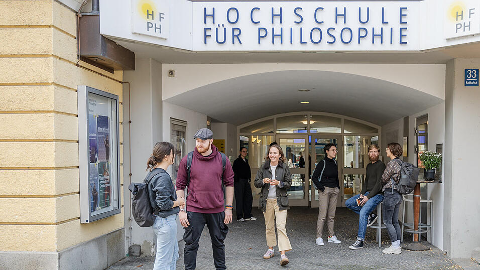 „Wer sich in jungen Jahren dem Denken der Philosophie öffnet, der trägt am Ende einen lebenslangen Schatz in sich“: Studierende am Eingang der Hochschule für Philosophie der Jesuiten in München, die am 10. Oktober ihr 100-jähriges Bestehen feierte.