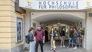 „Wer sich in jungen Jahren dem Denken der Philosophie öffnet, der trägt am Ende einen lebenslangen Schatz in sich“: Studierende am Eingang der Hochschule für Philosophie der Jesuiten in München, die am 10. Oktober ihr 100-jähriges Bestehen feierte.