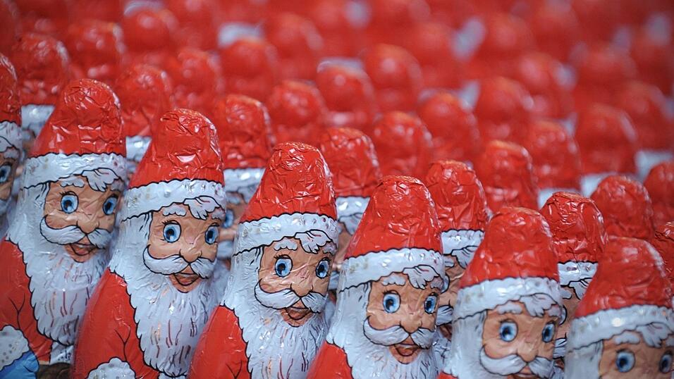 Schoko-Weihnachtsmänner sind beliebt - sowohl bei Kindern als auch bei Erwachsenen. Schoko-Weihnachtsmänner sind beliebt - sowohl bei Kindern als auch bei Erwachsenen.