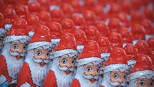 Schoko-Weihnachtsmänner sind beliebt - sowohl bei Kindern als auch bei Erwachsenen. Schoko-Weihnachtsmänner sind beliebt - sowohl bei Kindern als auch bei Erwachsenen.