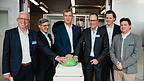 Inbetriebnahme des Wärmepumpen-Demonstrators: (v.l.): Hans-Joachim Klink und Klaus Geißdörfer (beide EBM-Papst), Ministerpräsident Markus Söder, Hannes Säubert und Thaddäus Hinterberger (beide EBM-Papst) sowie Landshuts Oberbürgermeister Thomas Haslinger. Inbetriebnahme des Wärmepumpen-Demonstrators: (v.l.): Hans-Joachim Klink und Klaus Geißdörfer (beide EBM-Papst), Ministerpräsident Markus Söder, Hannes Säubert und Thaddäus Hinterberger (beide EBM-Papst) sowie Landshuts Oberbürgermeister Thomas Haslinger.