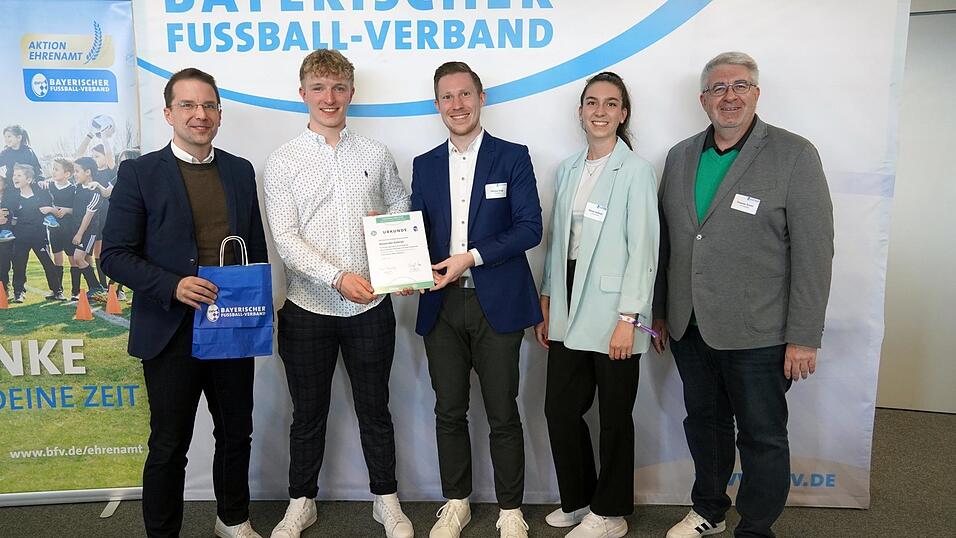 U30-Fußballhelden 2025: BFV-Präsident Christoph Kern, Alexander Gabriel als Kreissieger Cham/Schwandorf vom SV Hohenwarth, Philipp Engl (U30-Mitglied Bezirksausschuss Oberpfalz), Selina Vollmar (U30-Mitglied im Verbandsvorstand) und Thomas Graml, Bezirksvorsitzender der Oberpfalz (v.l.) U30-Fußballhelden 2025: BFV-Präsident Christoph Kern, Alexander Gabriel als Kreissieger Cham/Schwandorf vom SV Hohenwarth, Philipp Engl (U30-Mitglied Bezirksausschuss Oberpfalz), Selina Vollmar (U30-Mitglied im Verbandsvorstand) und Thomas Graml, Bezirksvorsitzender der Oberpfalz (v.l.)