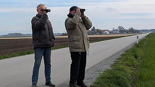 Franz Meindl und Günter Wutz suchen mit Fernglas und Wärmebildkamera die Fluren ab. Franz Meindl und Günter Wutz suchen mit Fernglas und Wärmebildkamera die Fluren ab.